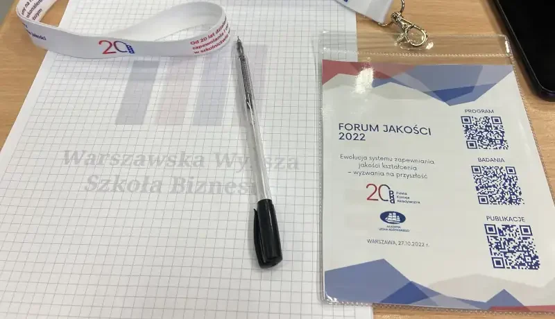 Forum jakości 2022, notatnik i długopis na biurku